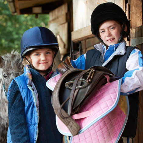 Niños vestidos para hacer equitación en Inglaterra